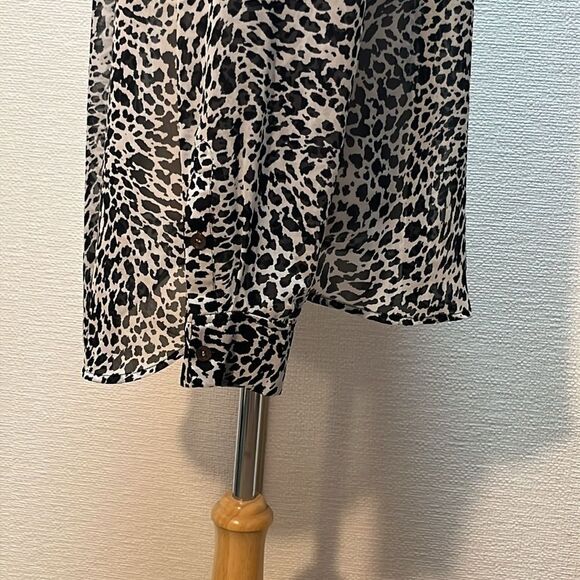 NWOT Two by Vince Camuto Sheer Animal Print Top - Picture 7 of 10